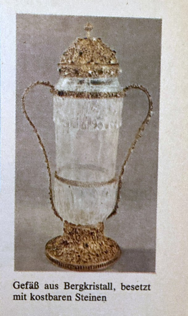 Gefäß aus Bergkristall mit goldenem Deckel und Verzierungen, verziert mit kostbaren Steinen.