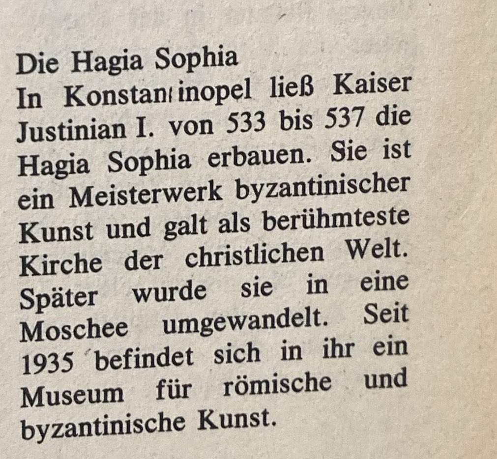 Text über die Hagia Sophia, ein Meisterwerk byzantinischer Kunst, erbaut zwischen 533 und 537 unter Kaiser Justinian I. Der Text beschreibt ihre Geschichte als Kirche, Umwandlung in eine Moschee und späteres Museum.